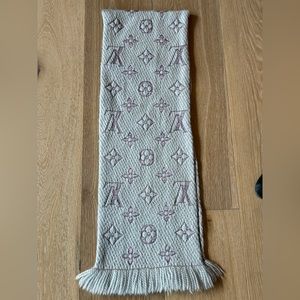 Louis Vuitton Wool and Silk lavender/grey scarf